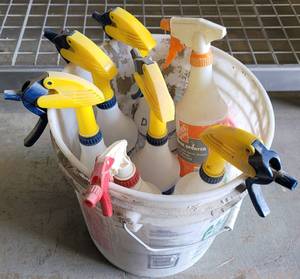 lot 46 image: PLASTIC BUCKET WITH SPRAY BOTTLES AS SHOWN.
