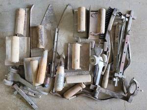 lot 47 image: LOT OF TROWELS IN VARIOUS STYLES AND SIZES PLUS MORE AS SHOWN.