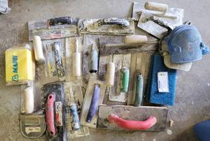 lot 55 image: LOT OF TROWELS IN VARIOUS STYLES AND SIZES PLUS MORE AS SHOWN.