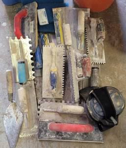 lot 56 image: LOT OF TROWELS IN VARIOUS STYLES AND SIZES PLUS MORE AS SHOWN.