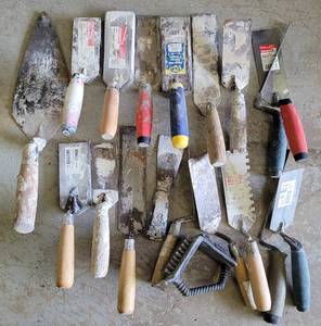 lot 59 image: LOT OF TROWELS IN VARIOUS STYLES AND SIZES AS SHOWN.