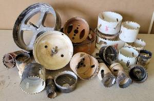 lot 91 image: LOT OF 21 HOLE SAW DRILL BITS IN VARIOUS SIZES AND STYLES AS SHOWN. (YOUR BID X 21)