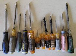 lot 96 image: LOT OF 12 SCREWDRIVERS IN VARIOUS SIZES AS SHOWN. (YOUR BID X 12)