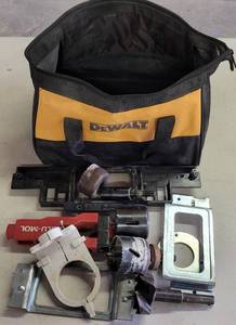 lot 152 image: DEWALT TOOL BAG WITH VARIOUS TOOLS INCLUDING HOLE SAW BITS AND DOOR HANGINGBORING AS SHOWN.