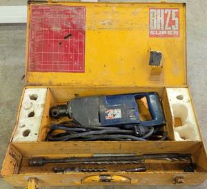 lot 180 image: AEG BH25 ROTO-HAMMER WITH CASE AS SHOWN.