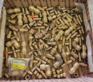 lot 186 image: LOT OF ASSORTED BRASS PIPE FITTINGS AS SHOWN.