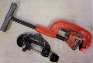 lot 231 image: LOT OF 2 PIPETUBING CUTTERS INCLUDING A RIDGID MODEL 2-A 18 TO 2 HEAVY DUTY AS SHOWN. (YOUR BID X 2)