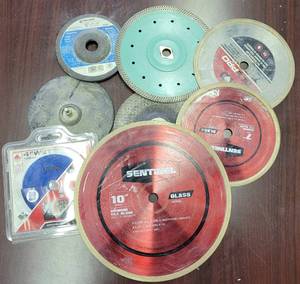 lot 242 image: LOT OF ASSORTED SAW BLADES IN VARIOUS SIZES AS SHOWN.