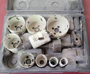 lot 320 image: HOLE SAW BIT KIT WITH CASE AS SHOWN.
