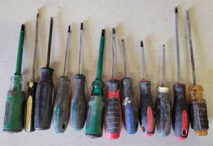 lot 358 image: LOT OF 12 SCREWDRIVERS IN VARIOUS SIZES AND STYLES AS SHOWN. (YOUR BID X 12)