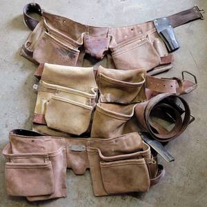 lot 368 image: LOT OF 3 LEATHER WAIST TOOL BAGS AS SHOWN.