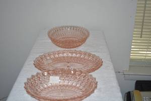lot 249 image: Holiday Depression Glass 9.5 Vegetable Bowl, 11.5 Oblong Platter and Bowl