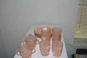 lot 251 image: Holiday Depression Glass 6 Plates, 6 - 4 Tumblers, Sugar Bowls