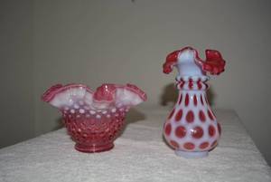 lot 253 image: Fenton Ruffled Edged Cranberry and White Nobnail Bowl, and Cranberry and White Speckled Glass Vase