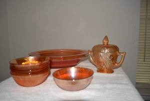 lot 258 image: Carnival Glass 2 Oblong Bowls, 5 Bowls, and a Sugar Bowl