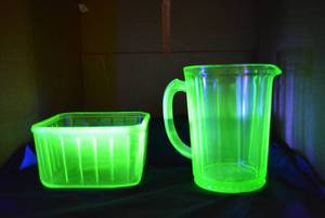 lot 263 image: Rare Uranium Pitcher and Square Dish