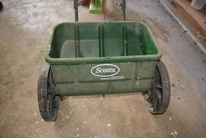 lot 102 image: Scotts 2000 Lawn Spreader