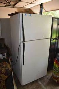 lot 104 image: Hotpoint Refrigerator Model CTX14CAXKRWH