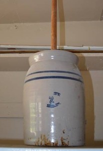 lot 122 image: Marshall Pottery Butter Churn, 2 Gallon