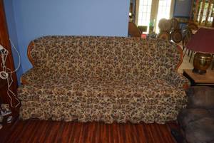 lot 26 image: EnglandCorsair Couch with Single Button Tufted Cushion, Rose Pattern