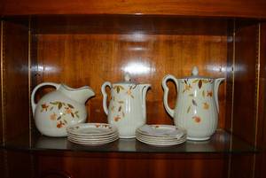 lot 33 image: Halls Superior Dish Set 3 Serving Pitchers and 10 Saucers