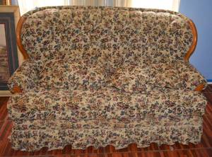 lot 39 image: EnglandCorsair Loveseat with Single Button Tufted Cushion, Rose Pattern