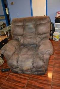 lot 28 image: Catnapper Recliner with Remote. This is a Lift Recliner. Model W52RA199-290018