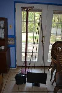 lot 77 image: Floor Lamp, Fold Up Easle, HP Monitor and Optoma Projector Model DAEPTZL