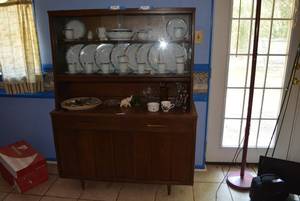 lot 69 image: Mid-Century Holman China Hutch with Sliding Glass Doors Contents not included