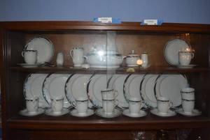 lot 70 image: Caravel by Excel Dish Set