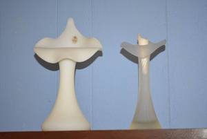 lot 261 image: Frosted Fenton Glass Vases