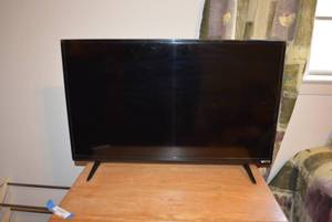 lot 185 image: Vizio 32 TV Model E32h-C1