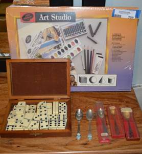 lot 208 image: Jon Gnagy Art Set, unopened, DominoeSet with Wooden Box, and Souvenir Collectors Spoons
