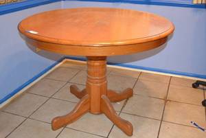 lot 86 image: Round Wooden Pedestal Kitchen Table