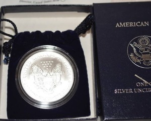 lot 394 image: 2 - 2006 American Eagle One Ounce Silver Uncirculated Coins
