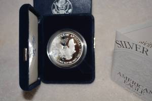 lot 437 image: 2002 Silver American Eagle One Dollar Coin (99,9% Silver)