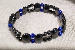 lot 560 image: Hematite and synthetic Cats Eye bead stretch bracelet