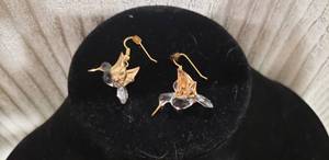 lot 562 image: Spun glass figural bird ear wire earrings with 22K gold trim. Purchased at Roy Clark Clebrity Theater in Branson. 1.25L