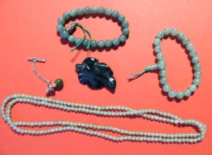 lot 46 image: Jewelry