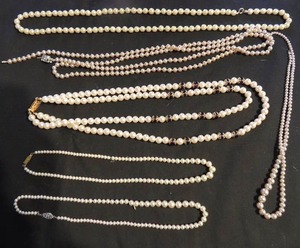 lot 17 image: Jewelry