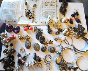 lot 28 image: Jewelry