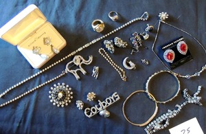 lot 25 image: Jewelry