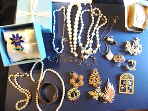 lot 85 image: Jewelry