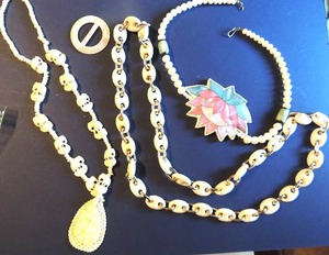 lot 73 image: Jewelry