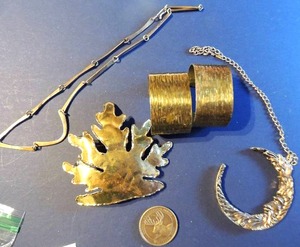 lot 60 image: Jewelry