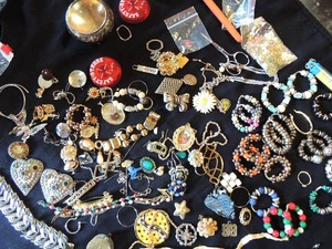 lot 216 image: Jewelry