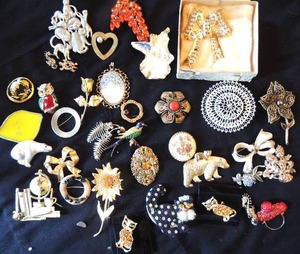 lot 100 image: Jewelry