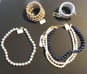 lot 69 image: Jewelry