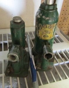 lot 41 image: 2 green bottle jacks