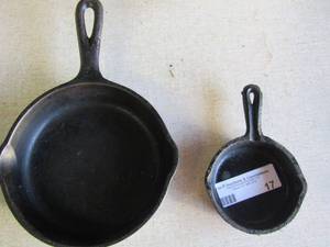 lot 17 image: Cast iron ash tray 4x6, WAGNER WARE SKILLET